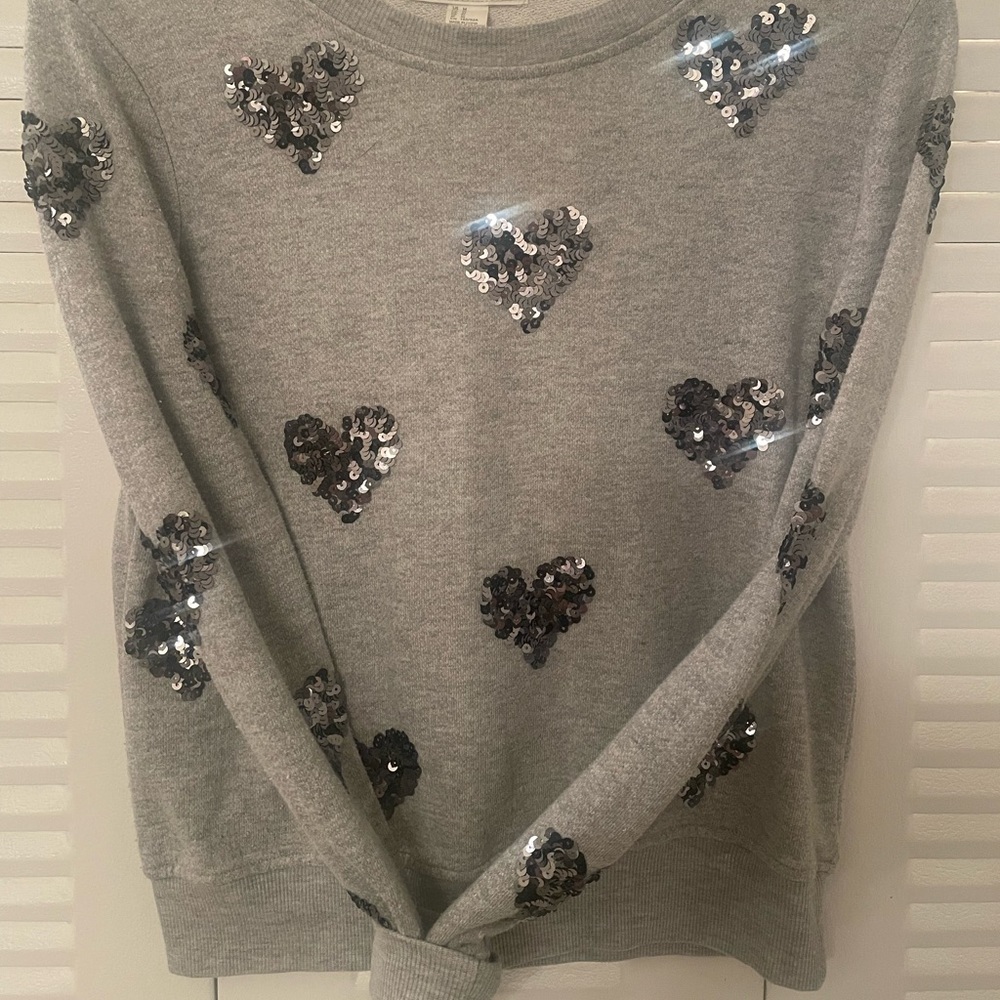 Long sleeved cotton/polyester blend with ribbed collar and waistline.